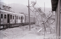 Železnice se zničeným vagonem