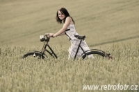 Dívka Oksana s bicyklem