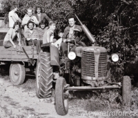 Mladíci na traktoru