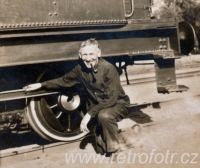 Muž s dýmkou u lokomotivy
