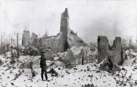 Německý voják před ruinami