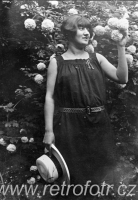 Žena s květy a kloboukem