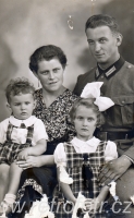 Německý voják s rodinou