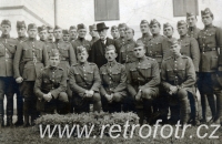 Prezident Masaryk uprostřed vojáků