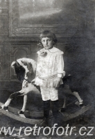 Dítě s velkým houpacím koněm