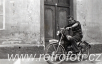 Mladý muž na motocyklu