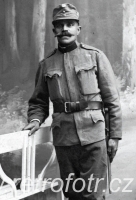 Voják ve fotoateliéru